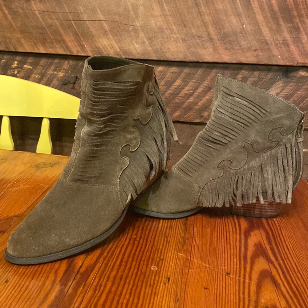 Women’s YELLOW BOX size 7.5